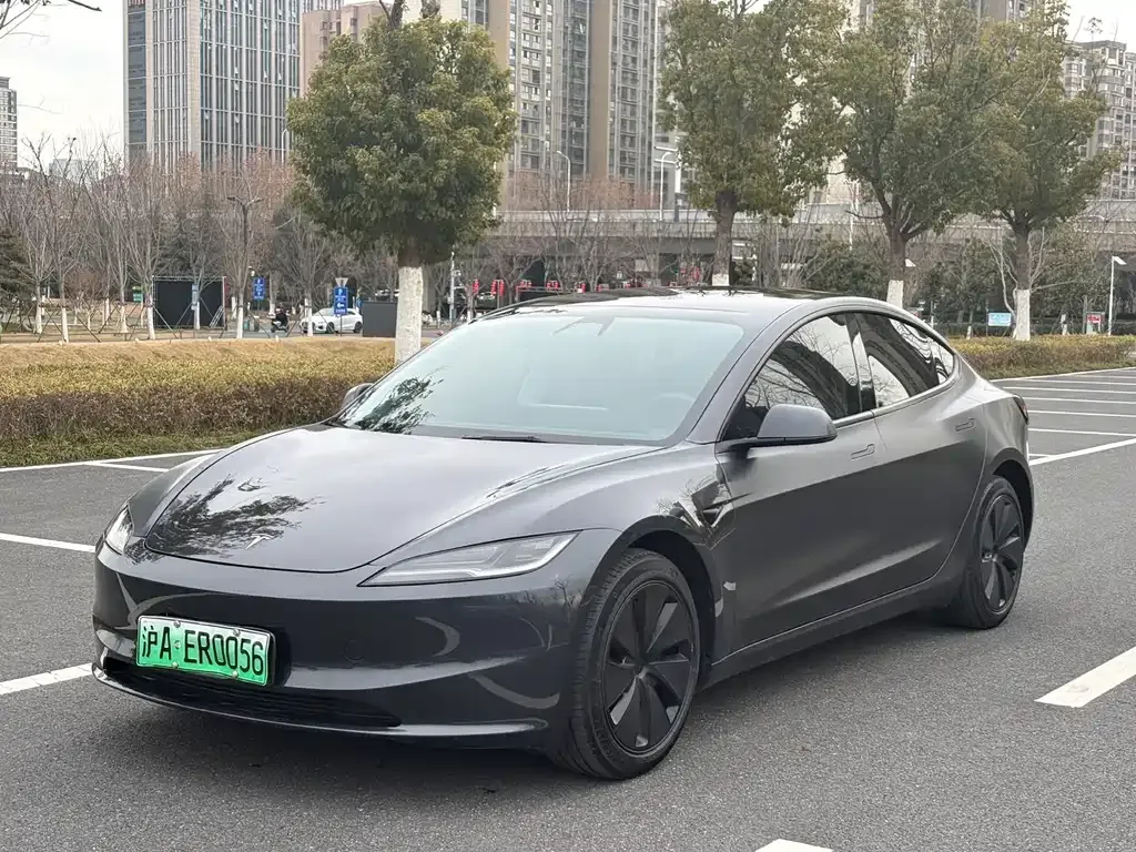 Tesla Model 3 — фото 1