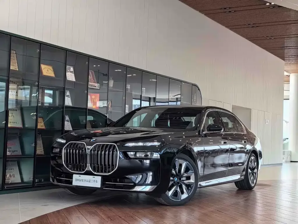 BMW 7 Series — фото 1