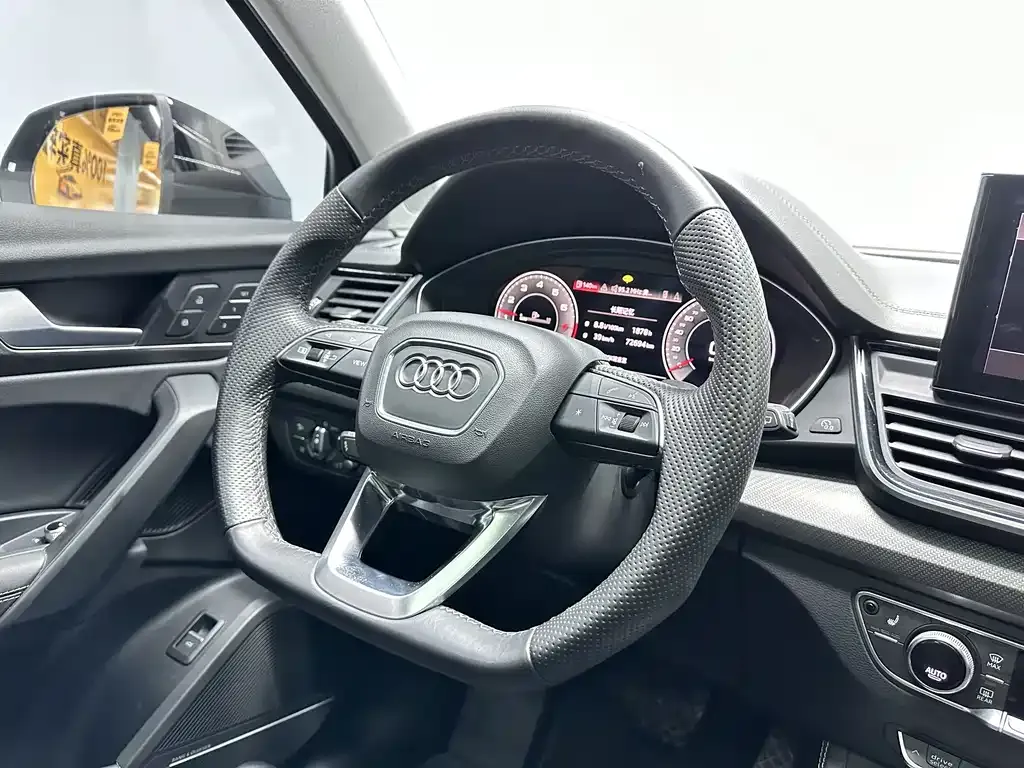 Audi Q5L — фото 9