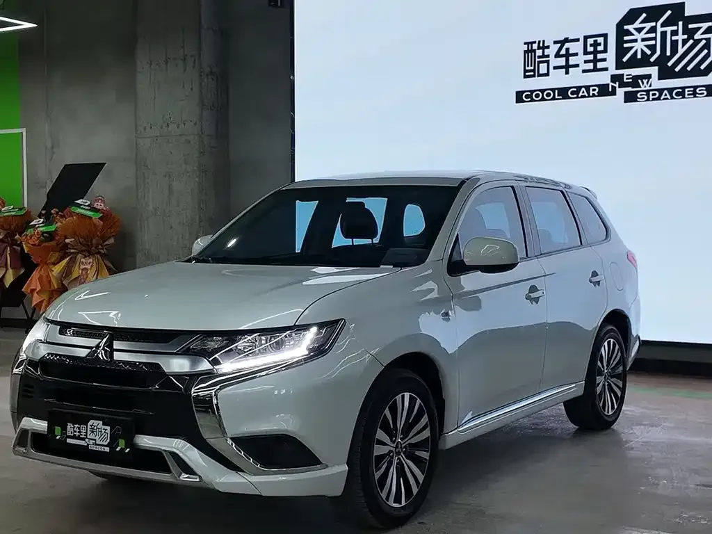 Mitsubishi Outlander — фото 1