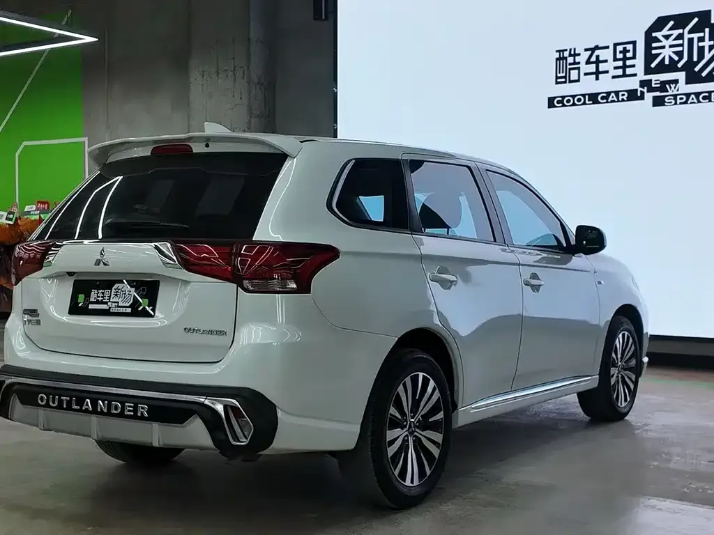 Mitsubishi Outlander — фото 9