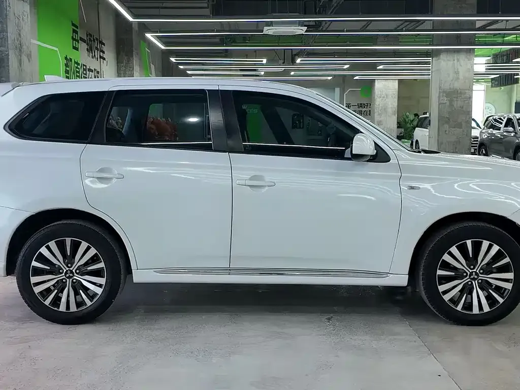 Mitsubishi Outlander — фото 7