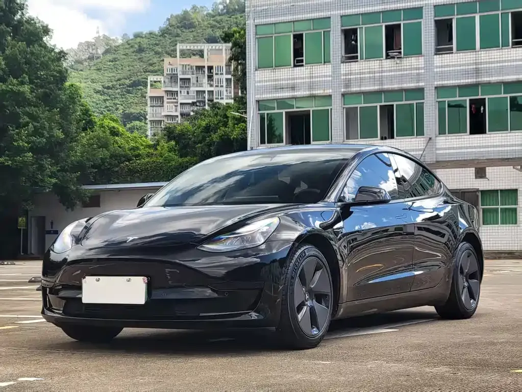 Tesla Model 3 — фото 1