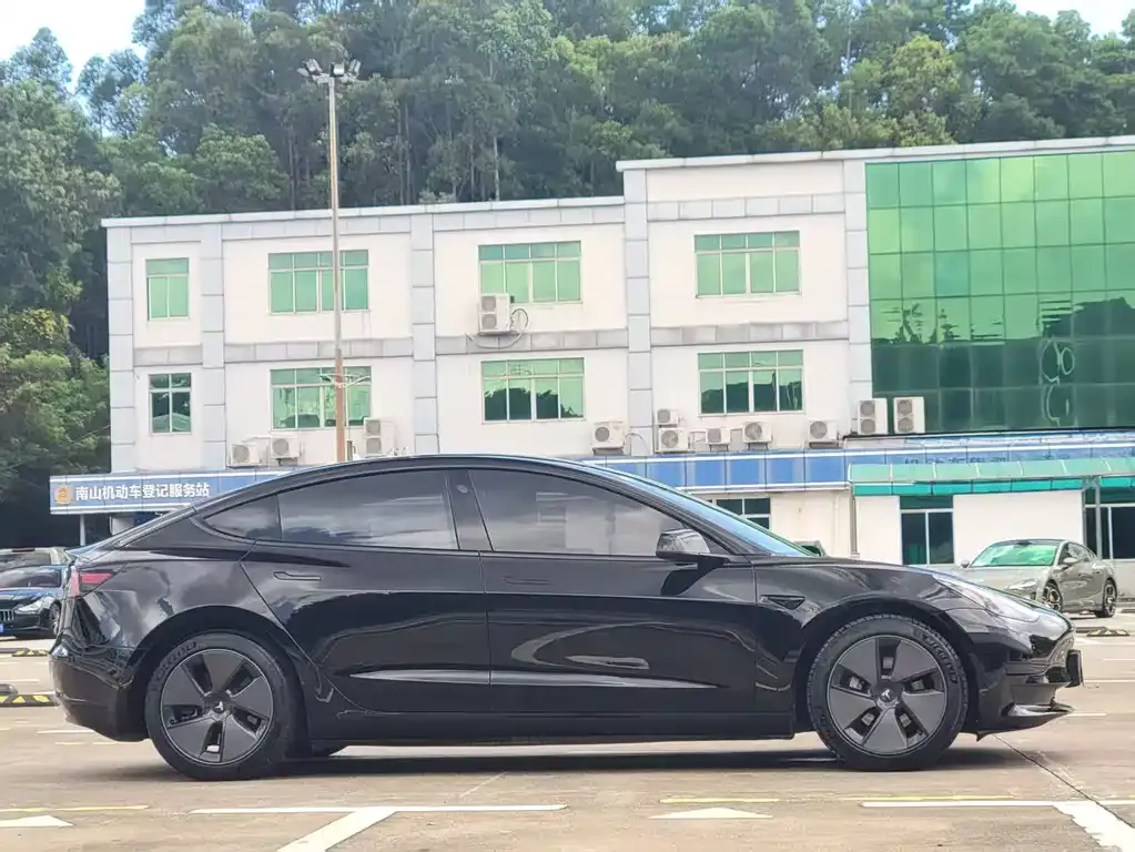 Tesla Model 3 — фото 2