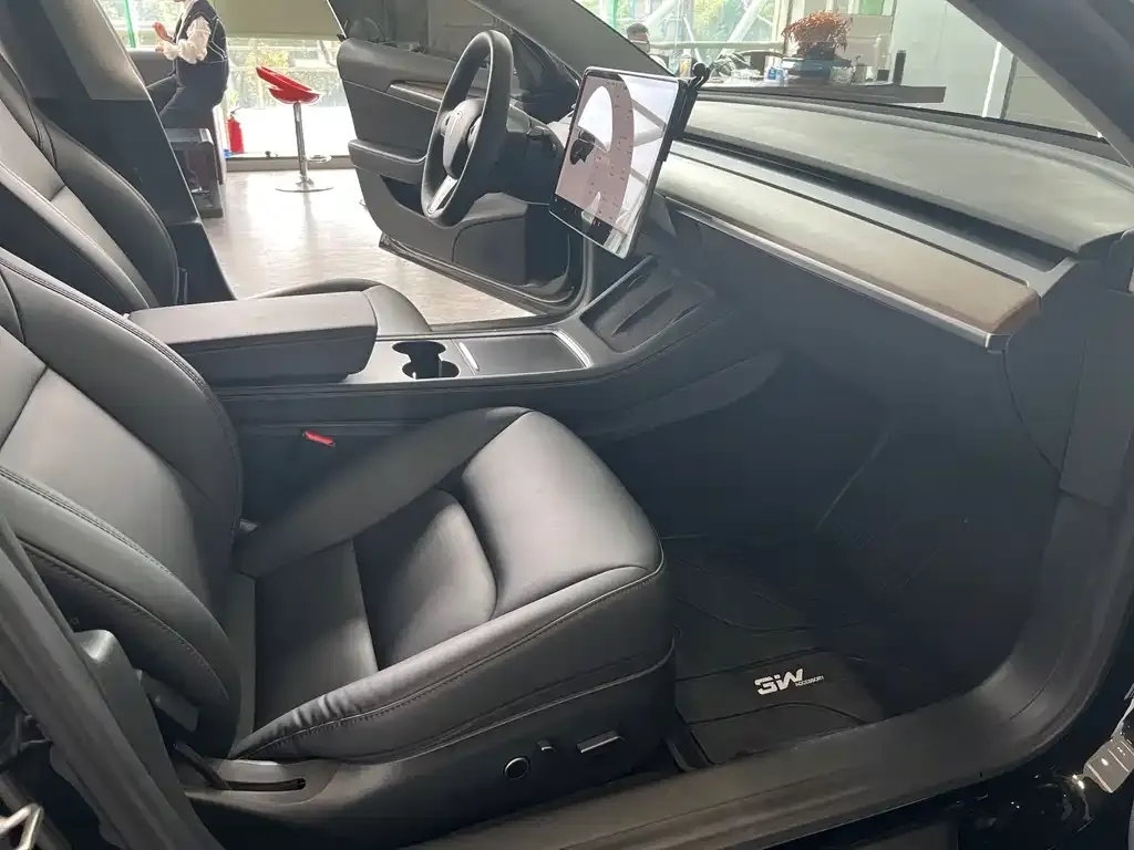 Tesla Model 3 — фото 4