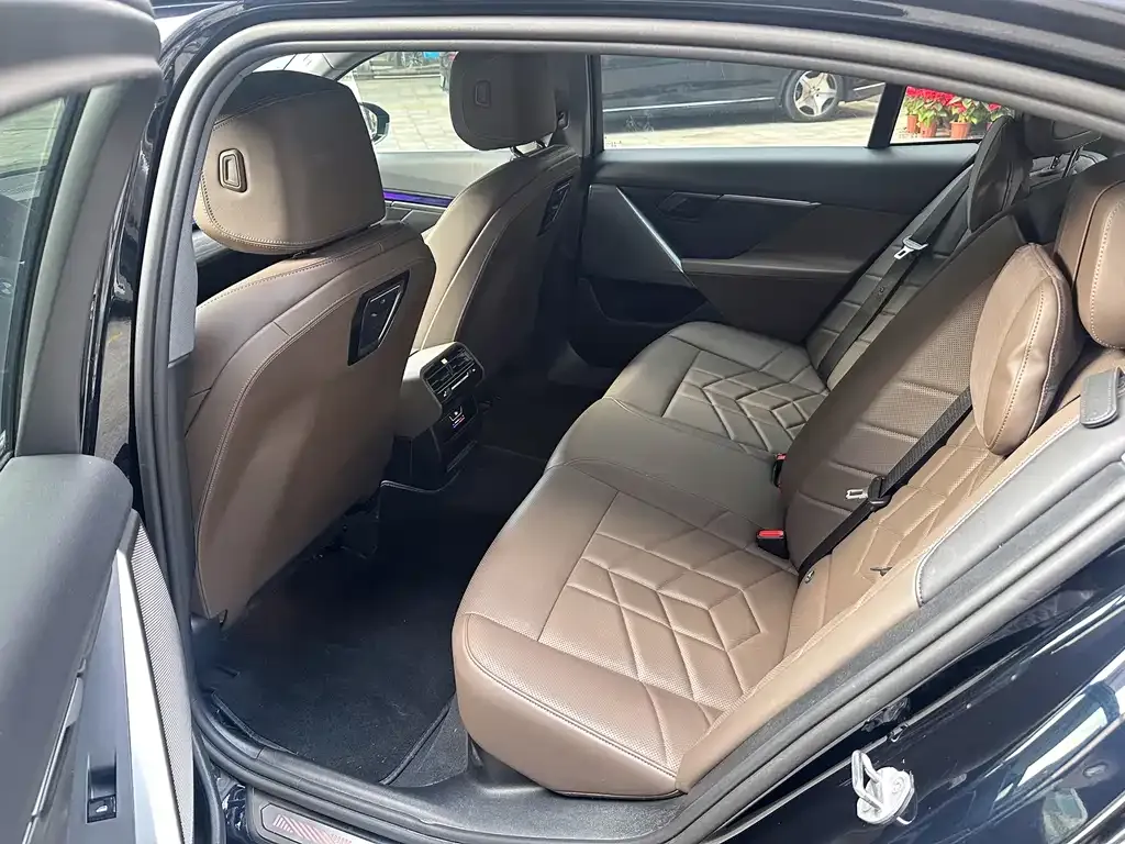 BMW i5 — фото 2