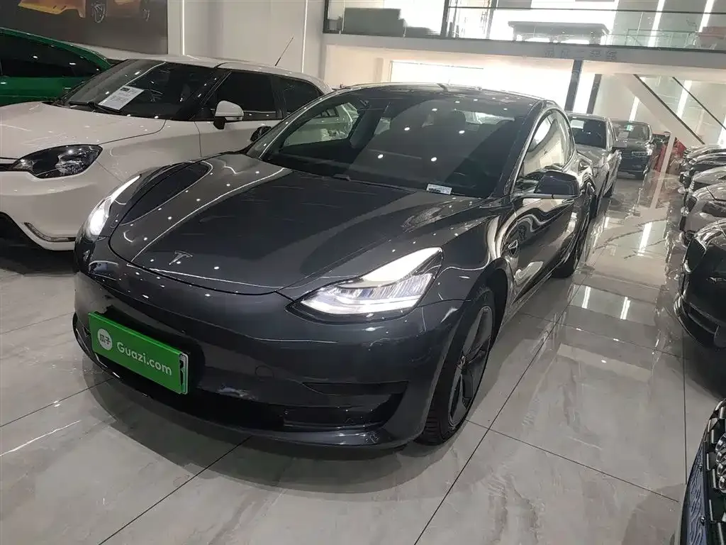 Tesla Model 3 — фото 1
