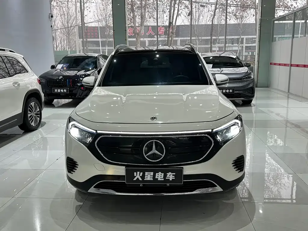 Mercedes-Benz EQB — фото 1