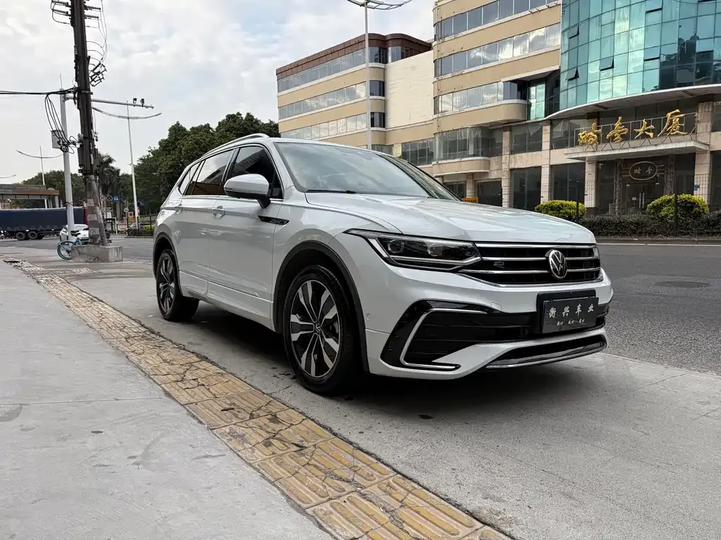 Volkswagen Tiguan L — фото 4
