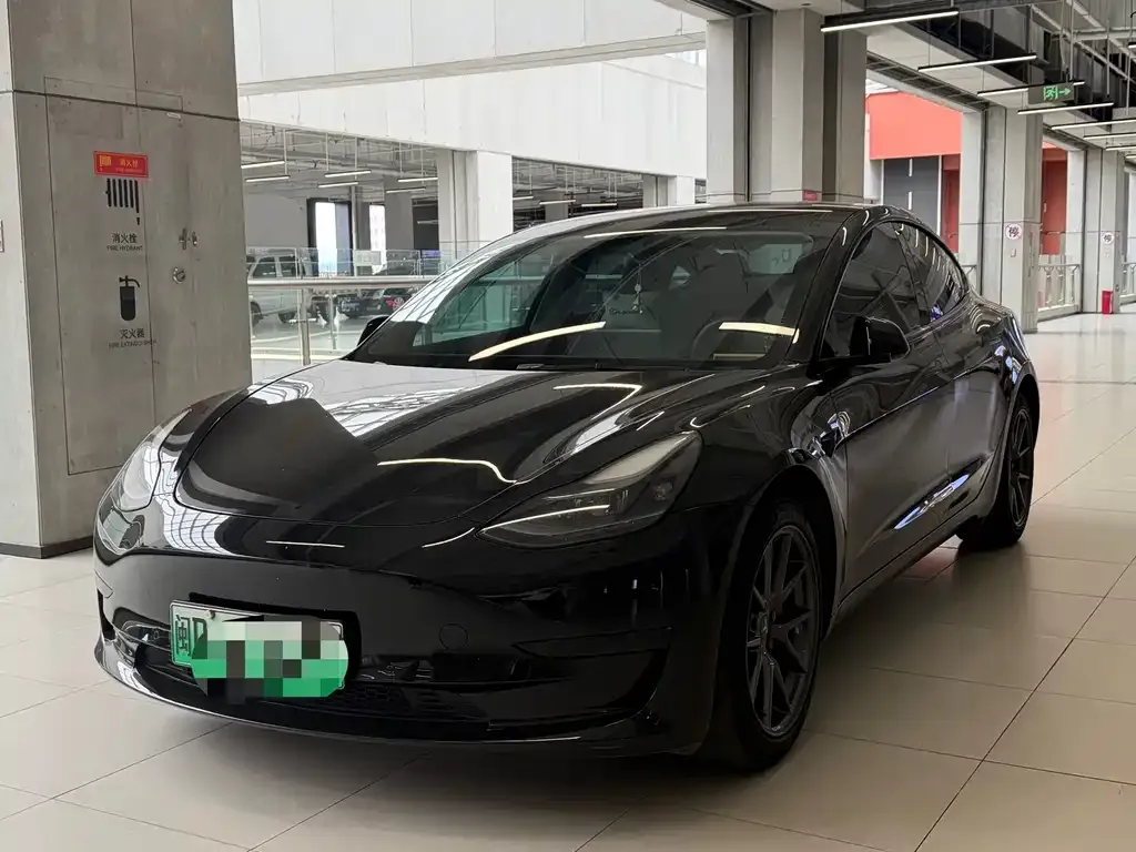 Tesla Model 3 — фото 1