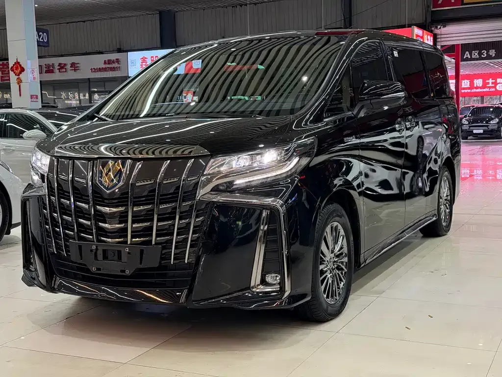 Toyota Alphard — фото 1