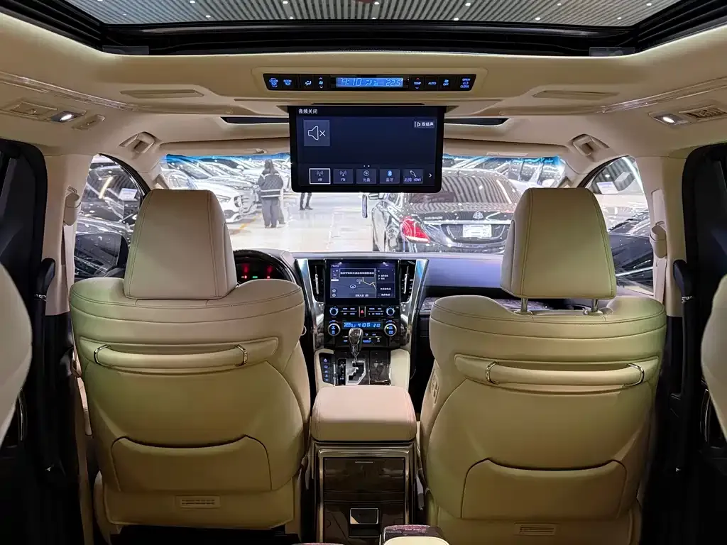 Toyota Alphard — фото 10