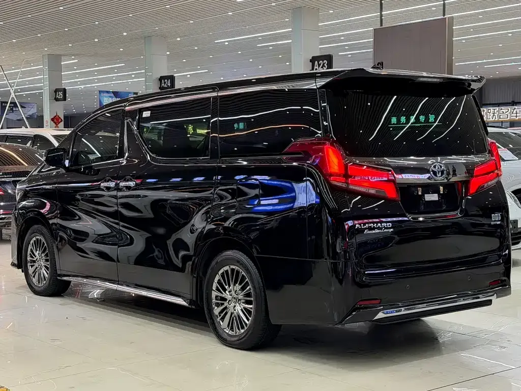Toyota Alphard — фото 2