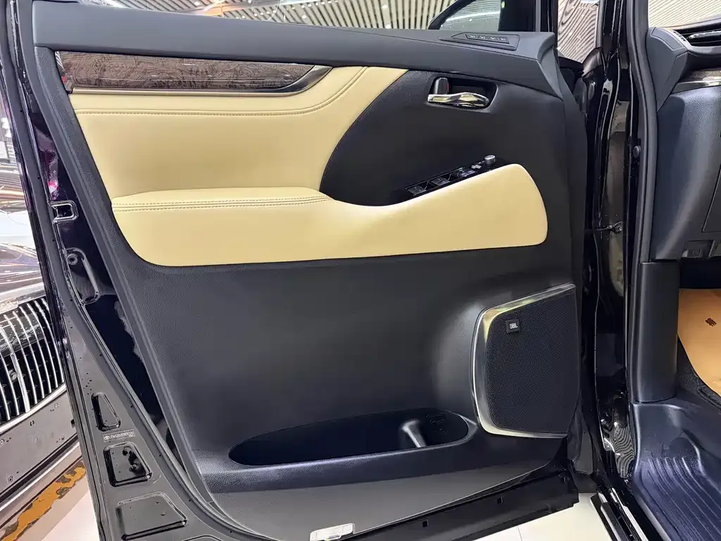 Toyota Alphard — фото 3