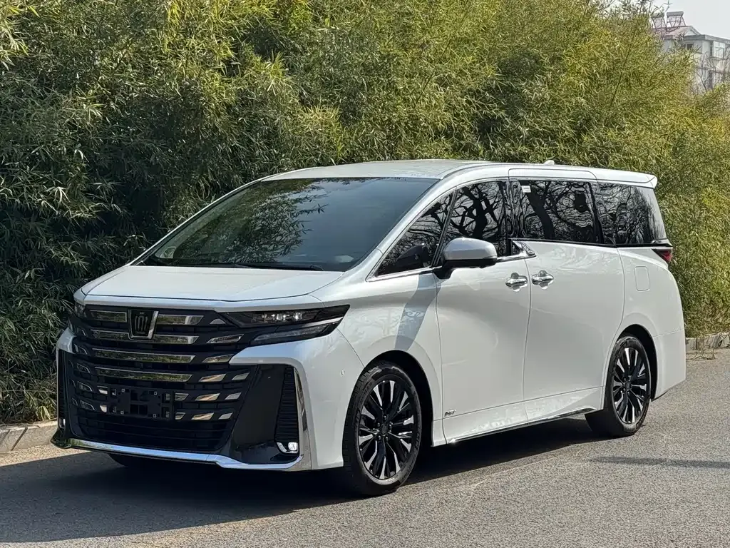 Toyota Vellfire — фото 1