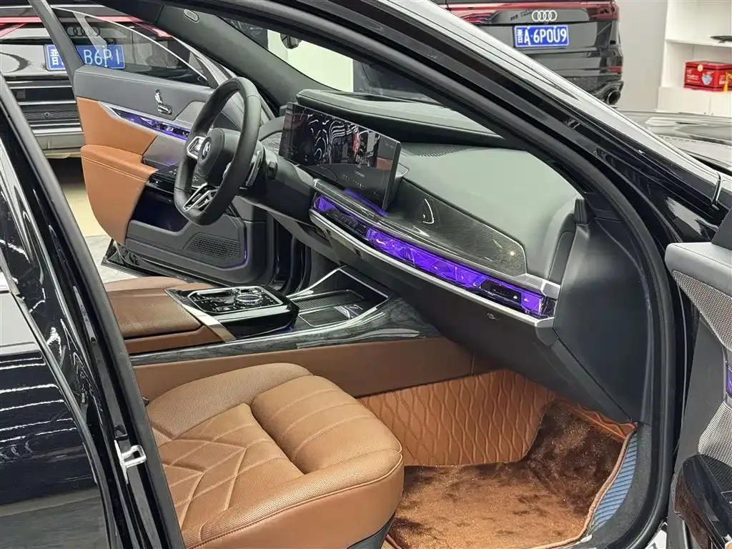BMW 7 Series — фото 10