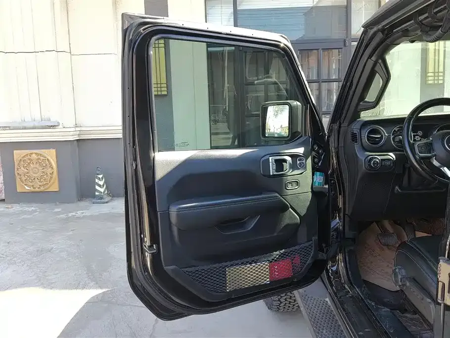 Jeep Wrangler — фото 7