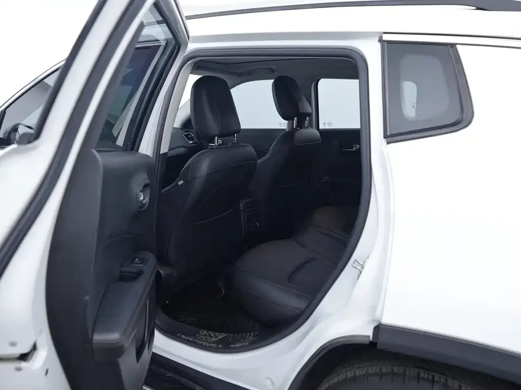 Jeep Compass — фото 8