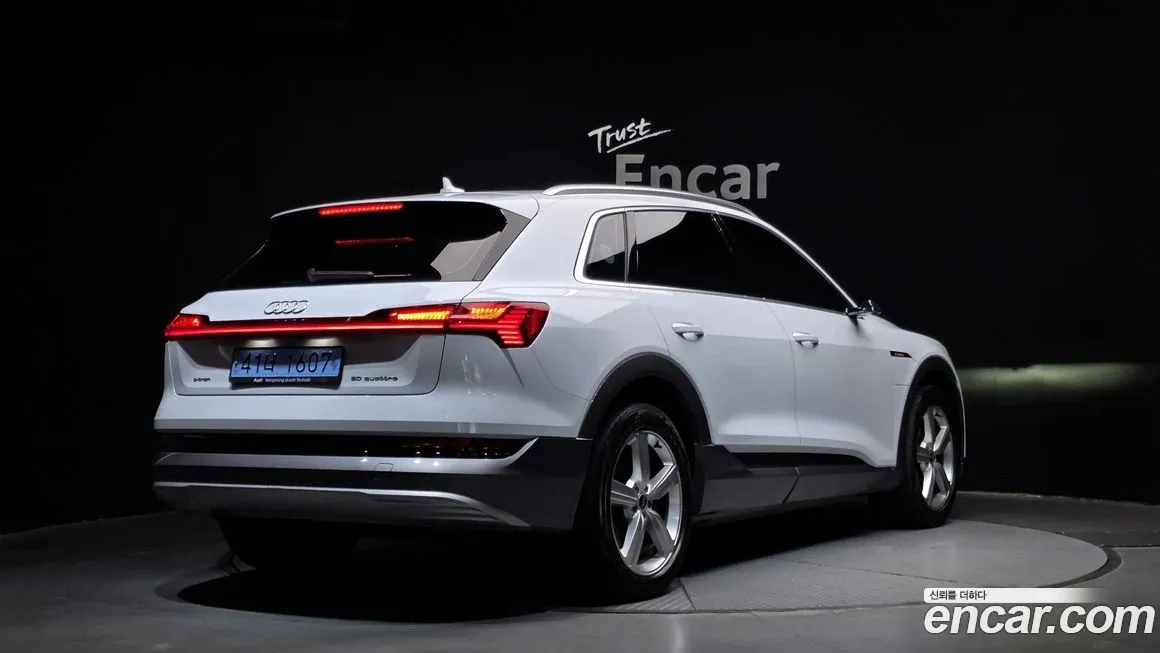 Audi e-tron — фото 2