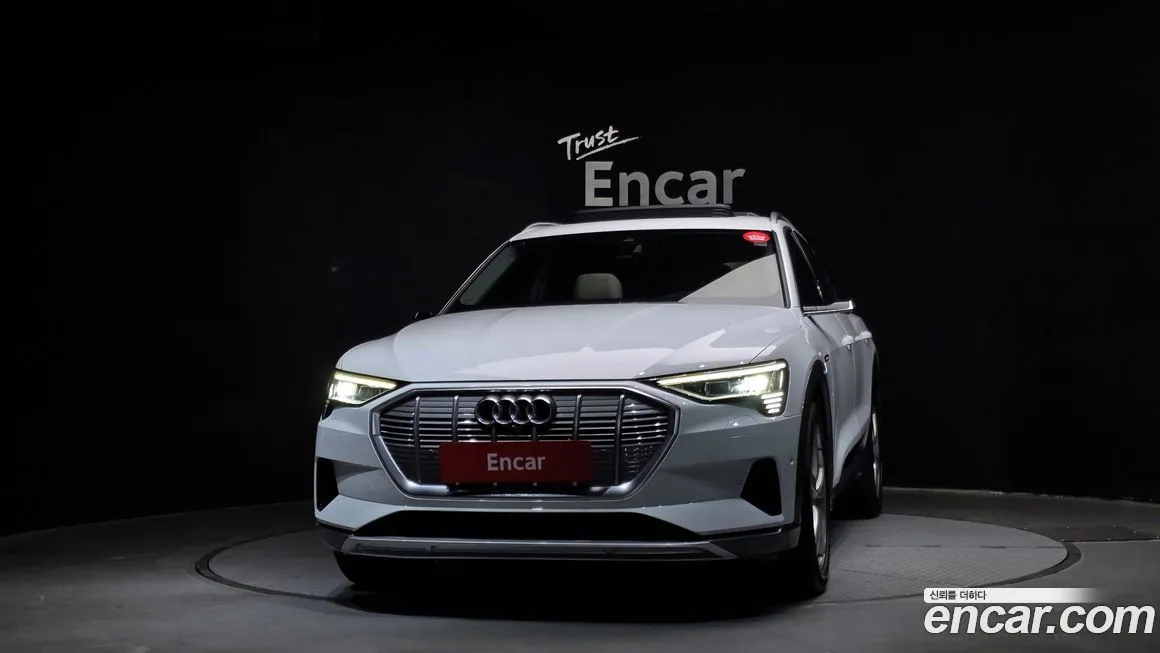 Audi e-tron — фото 4
