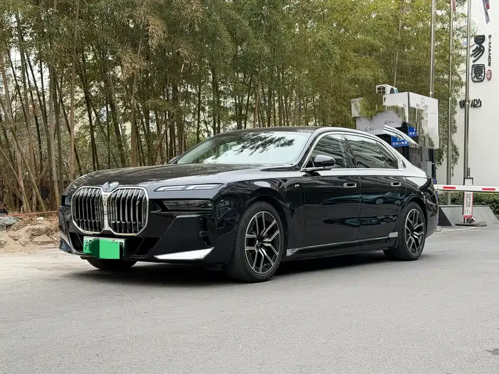 BMW i7 — фото 1