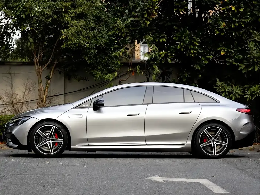 Mercedes-Benz EQE AMG — фото 9