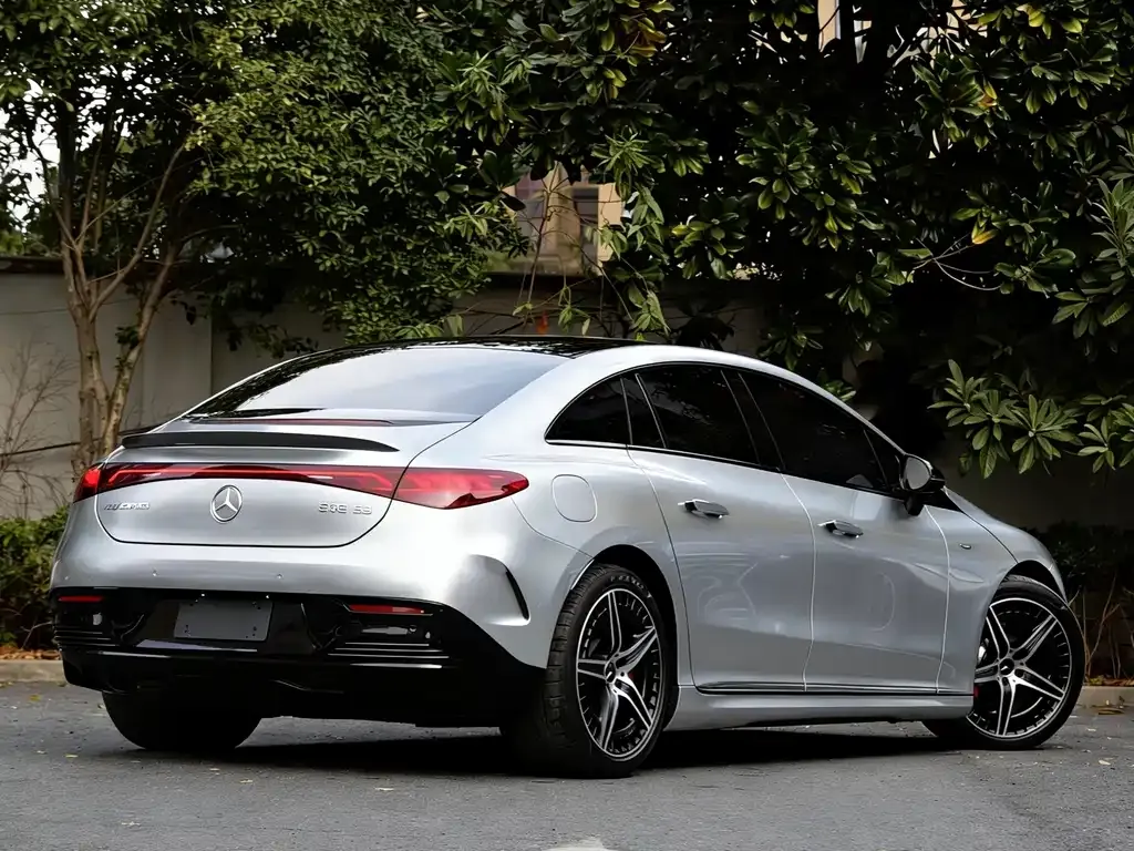 Mercedes-Benz EQE AMG — фото 6