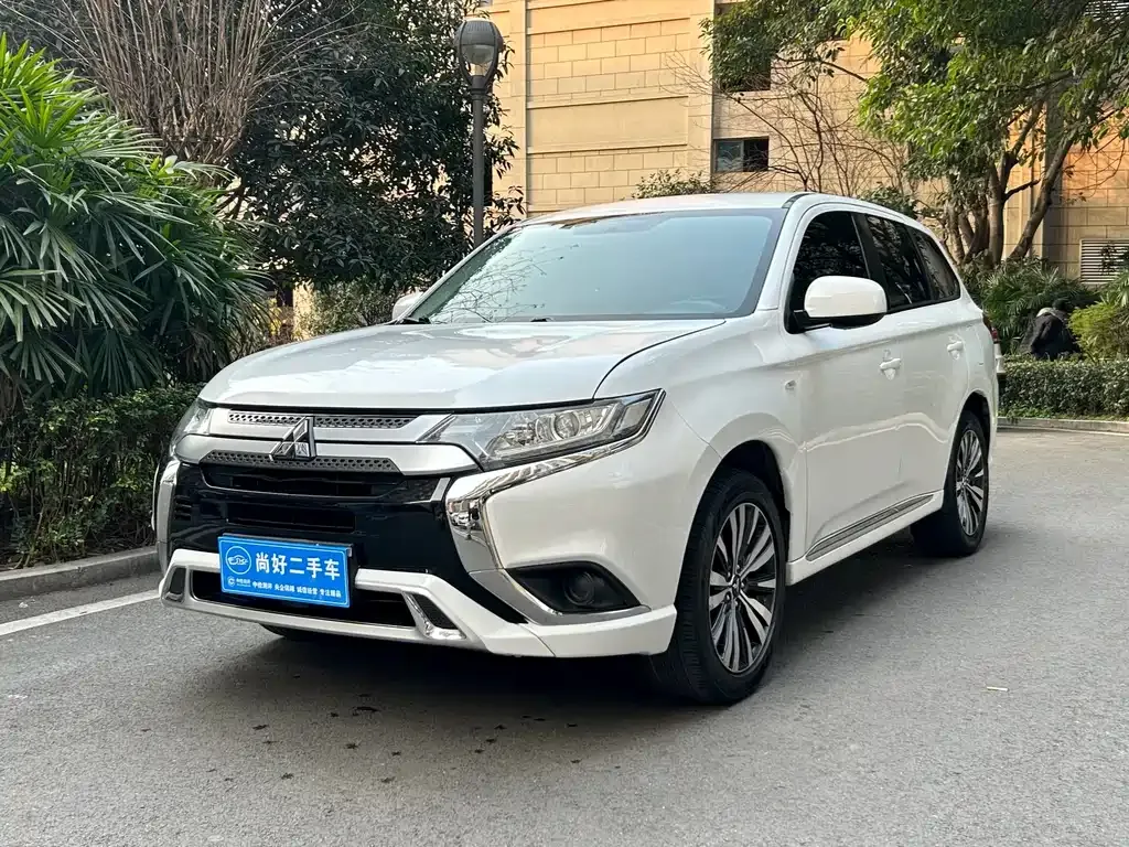 Mitsubishi Outlander — фото 1