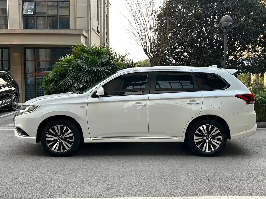 Mitsubishi Outlander — фото 3