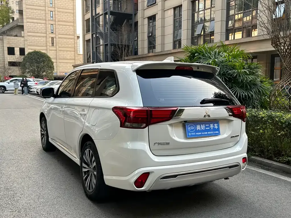 Mitsubishi Outlander — фото 9