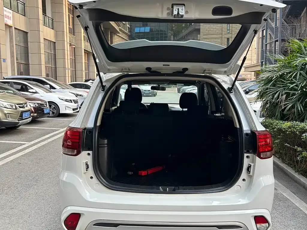 Mitsubishi Outlander — фото 2
