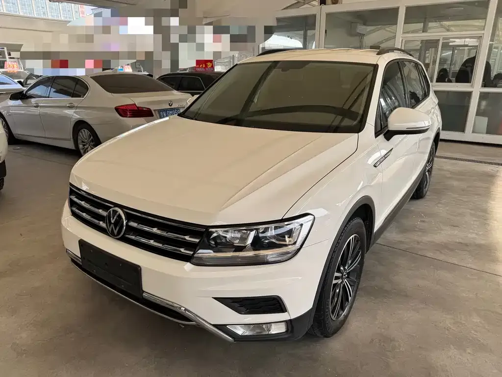Volkswagen Tiguan L — фото 1