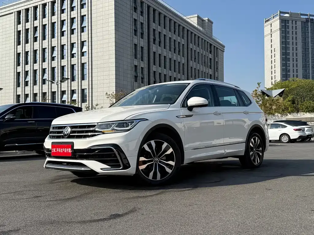 Volkswagen Tiguan L — фото 1