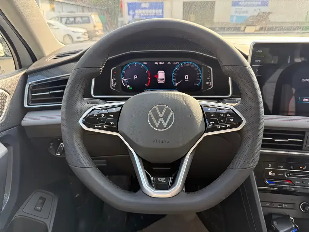 Volkswagen Tiguan L — фото 3