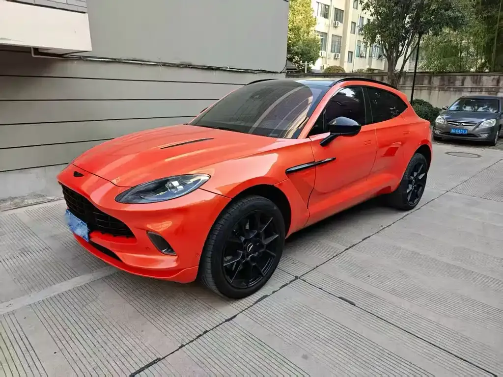 Aston Martin DBX — фото 1