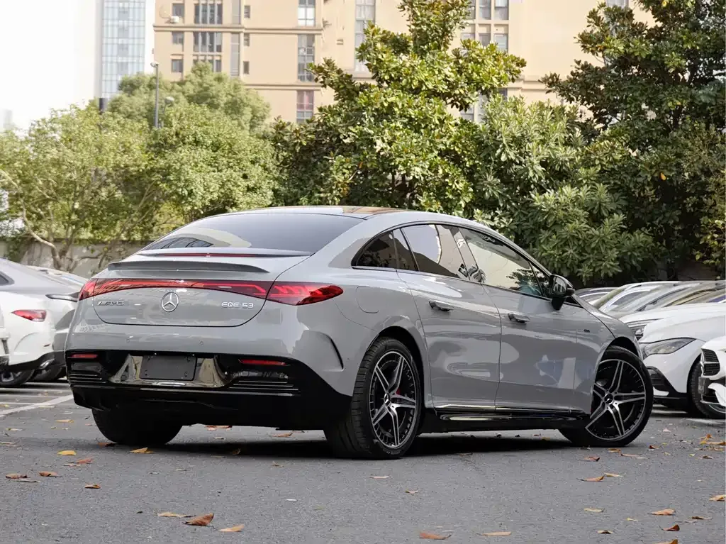 Mercedes-Benz EQE AMG — фото 6