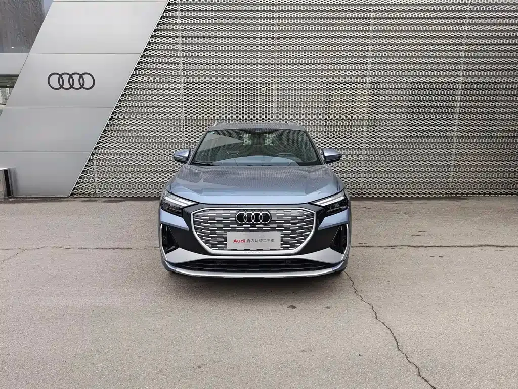 Audi Q4 e-tron — фото 1