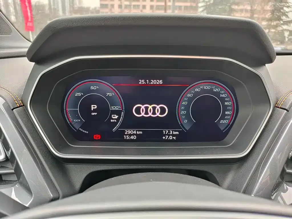Audi Q4 e-tron — фото 2