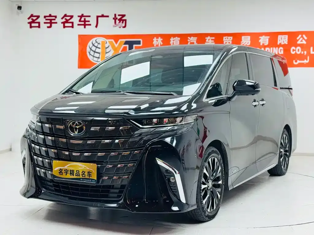 Toyota Alphard — фото 1