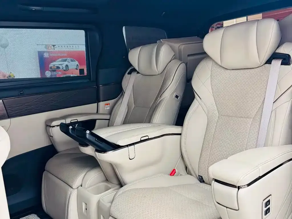 Toyota Alphard — фото 10