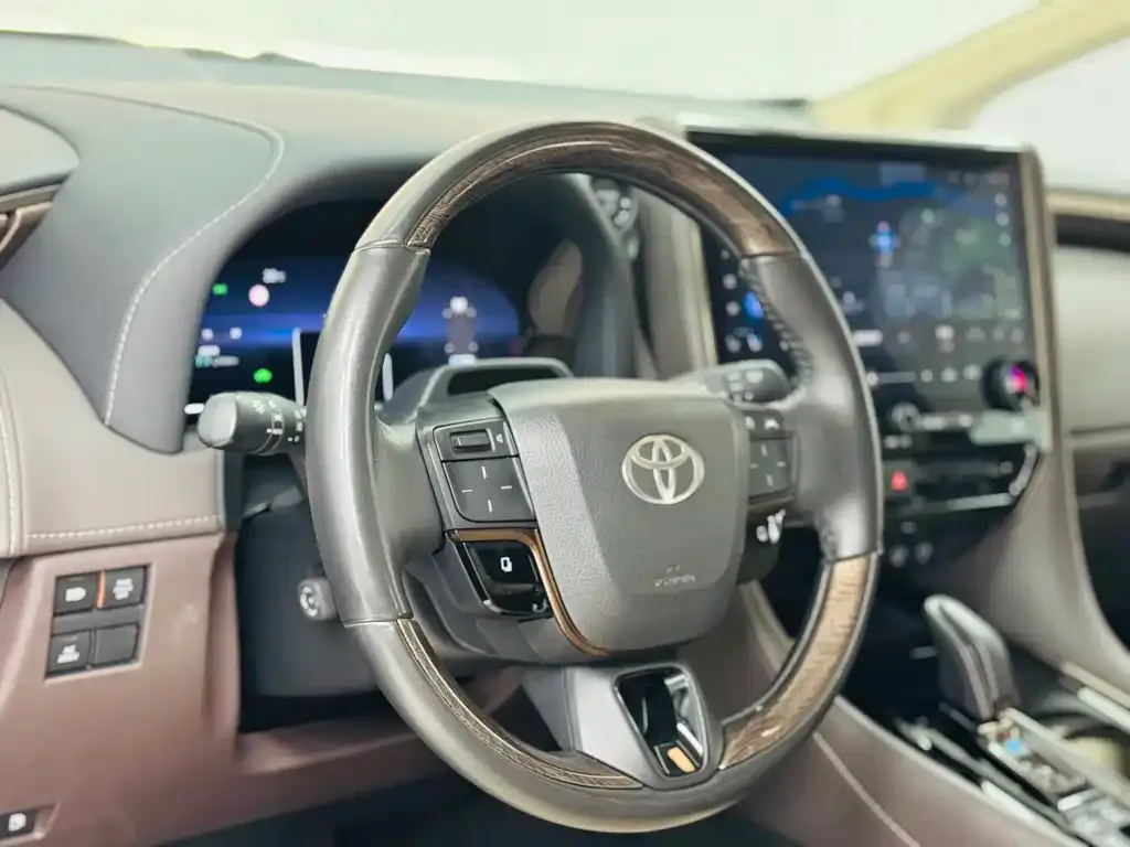 Toyota Alphard — фото 4
