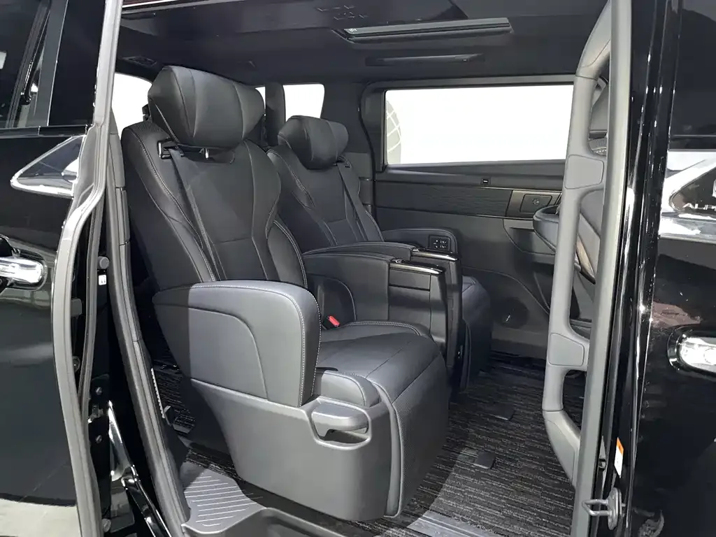 Toyota Alphard — фото 2