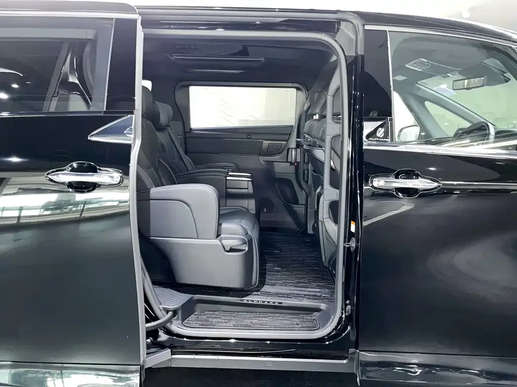 Toyota Alphard — фото 6
