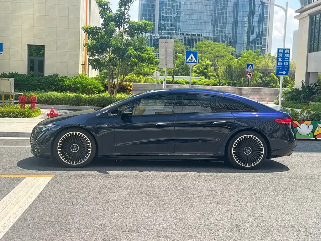 Mercedes-Benz EQS AMG — фото 10
