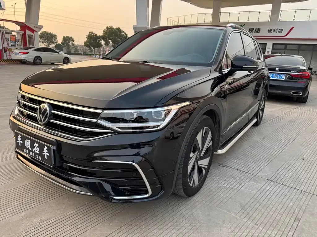 Volkswagen Tiguan L — фото 1