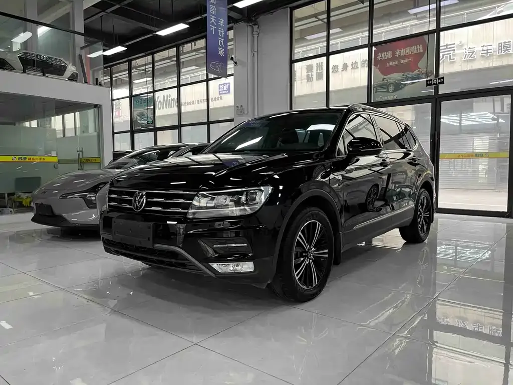 Volkswagen Tiguan L — фото 1