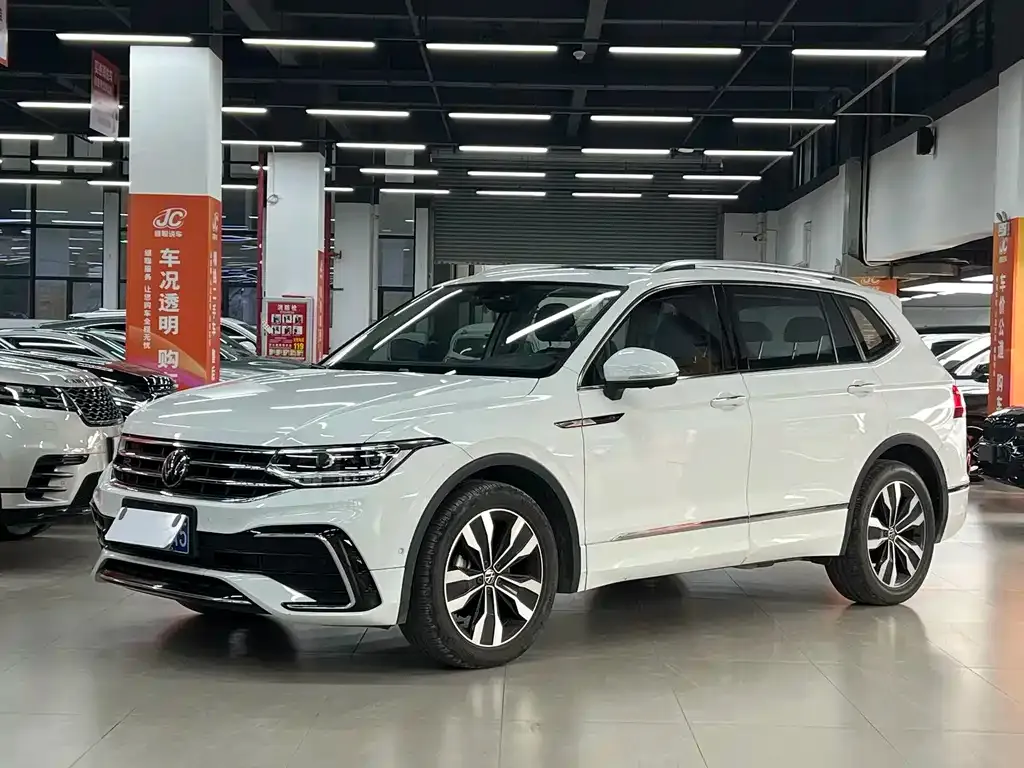 Volkswagen Tiguan L — фото 1