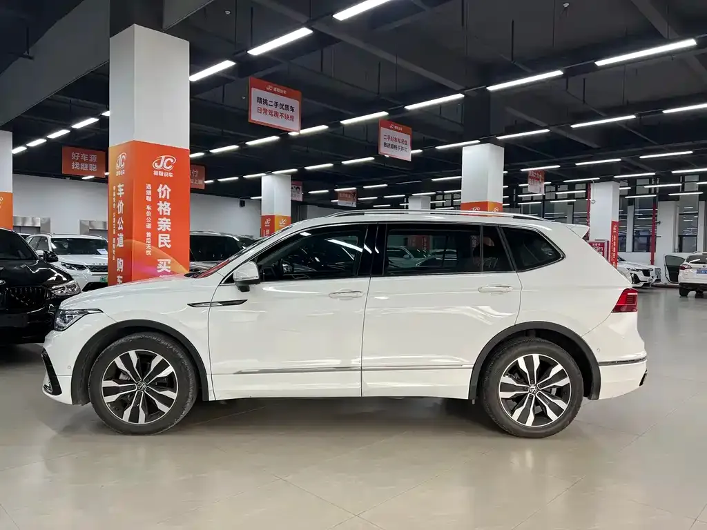 Volkswagen Tiguan L — фото 9