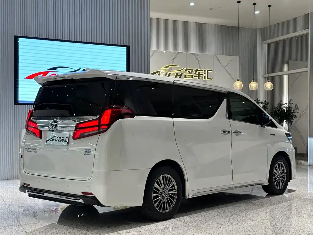 Toyota Alphard — фото 4
