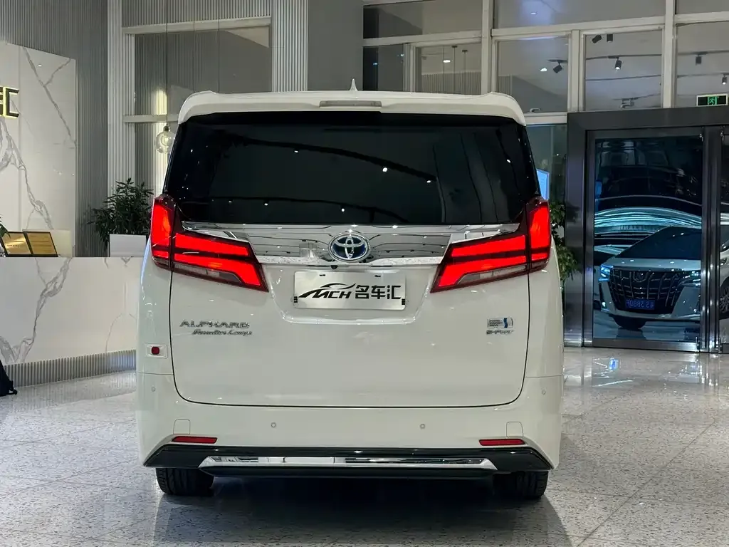Toyota Alphard — фото 2